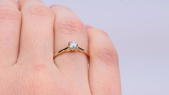 Wideo Pierścionek zaręczynowy  z diamentem Kartezja z żółtego złota