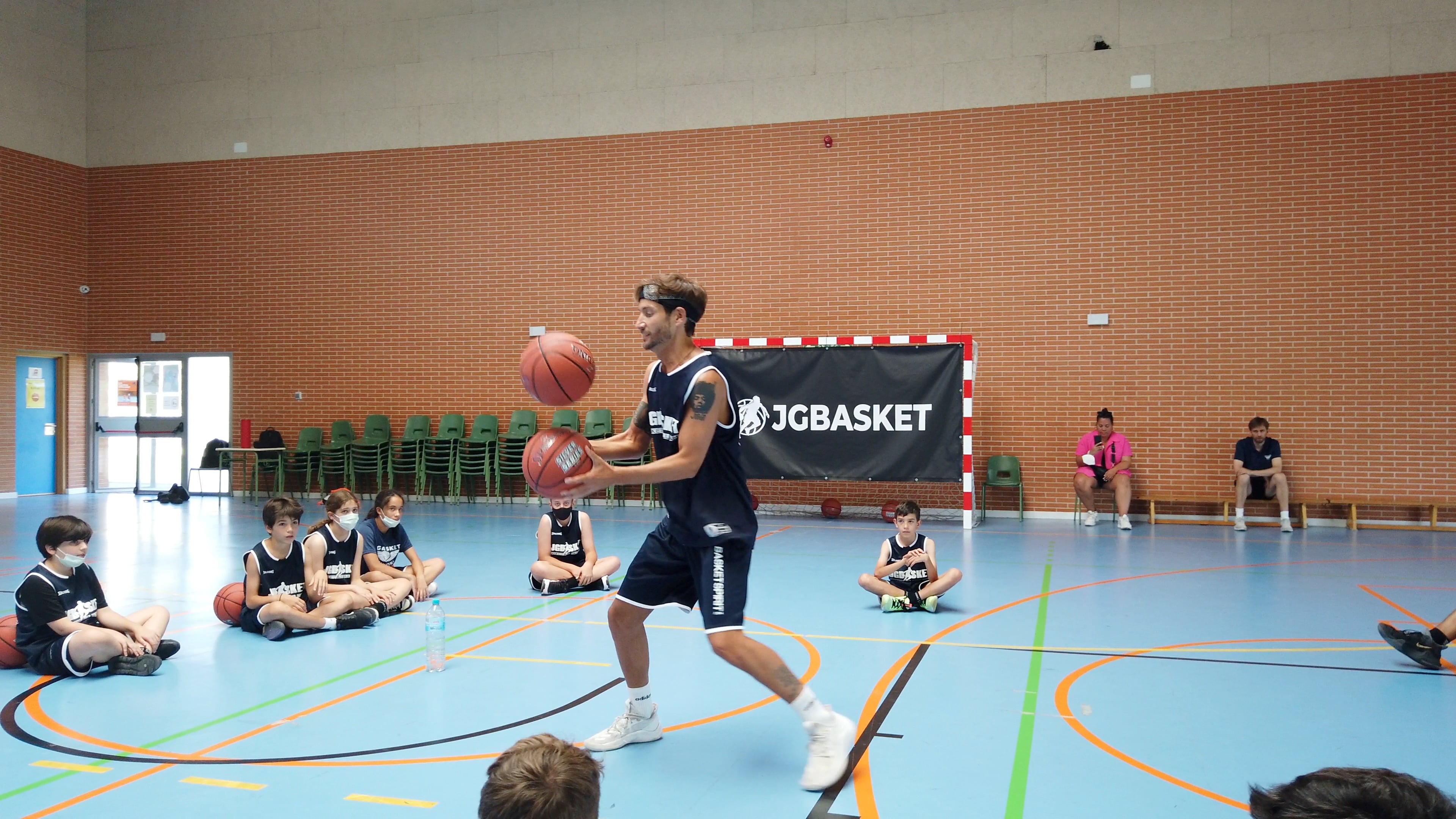 Exhibición freestyle baloncesto. Carlos Ceacero. Campus JGBasket on Vimeo