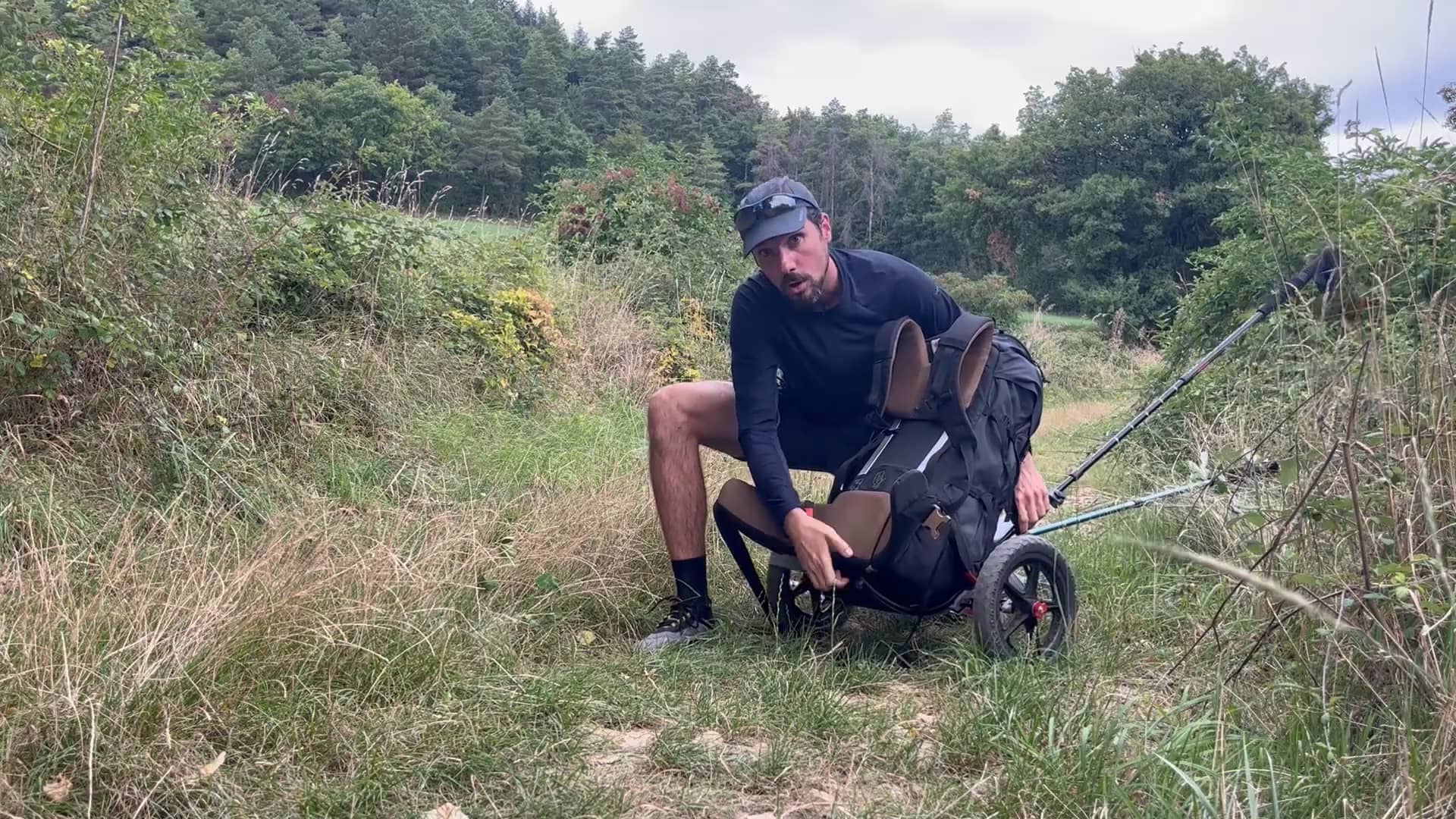 Mettre et enlever le sac du chariot de randonnée Model XTREK de Tactical XIII.mp4 on Vimeo