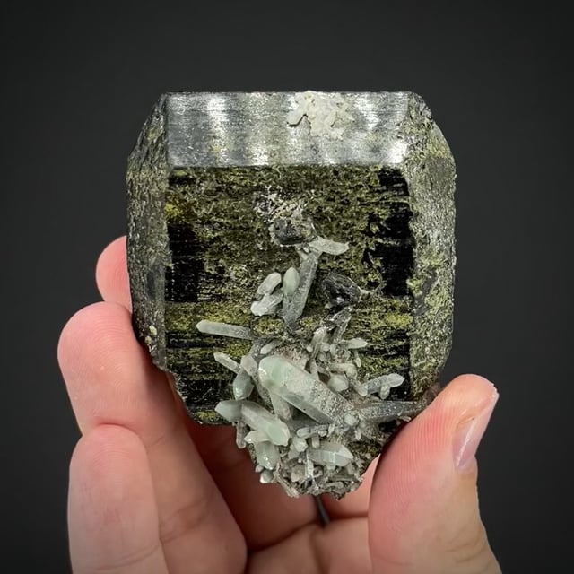 Epidote twin w/ Quartz (classic locale) Hunt Coll.