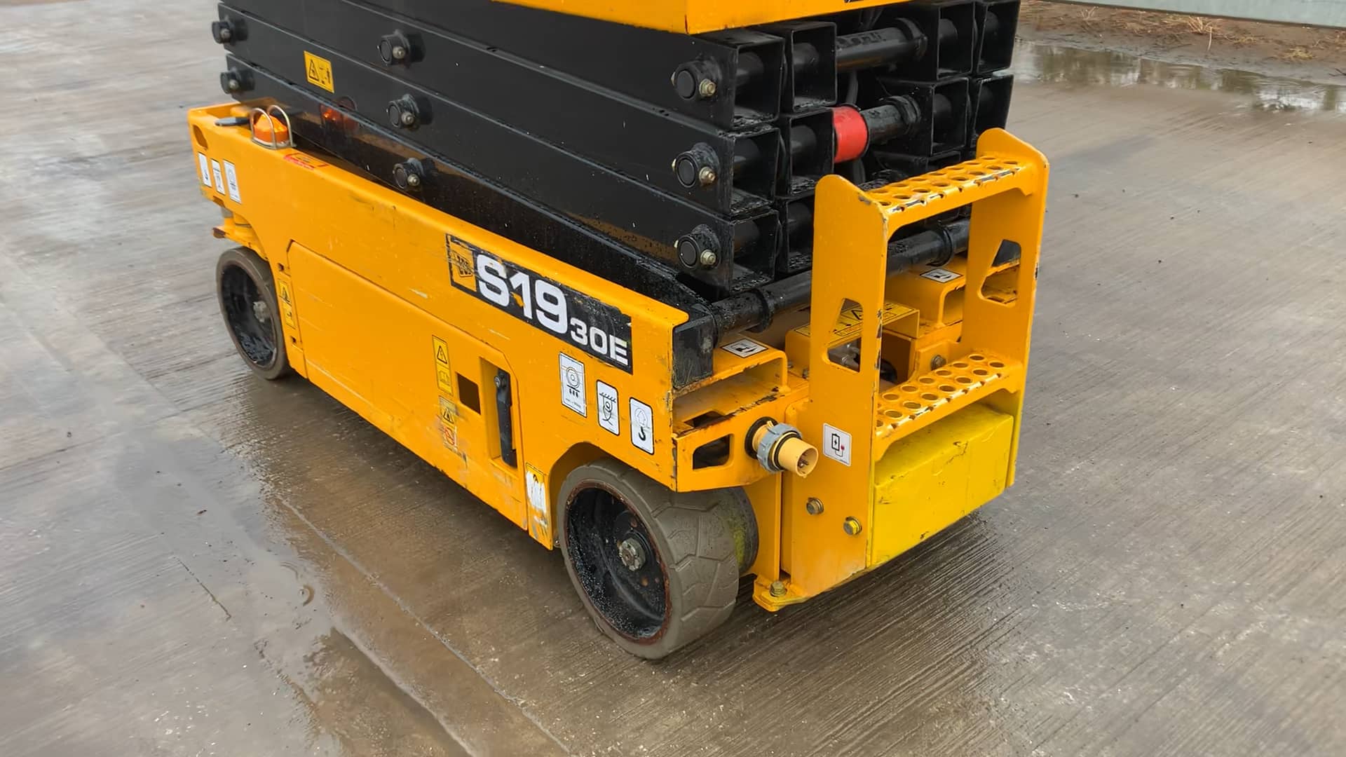 JCB S1930E Wheeled Scissor Lift Access Platform Leeds August 22 on Vimeo