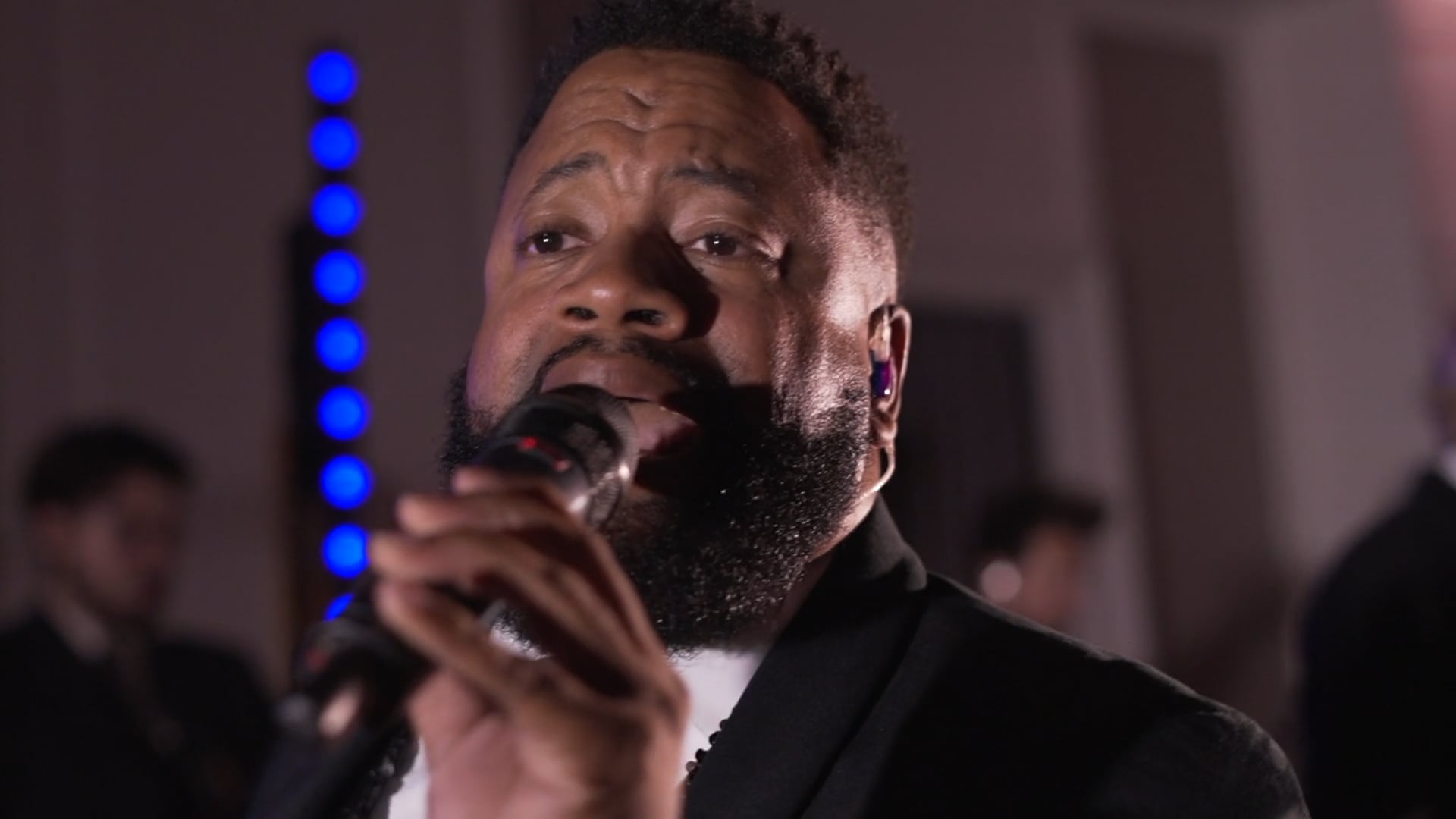 Aaron F sings "Uptown Funk"