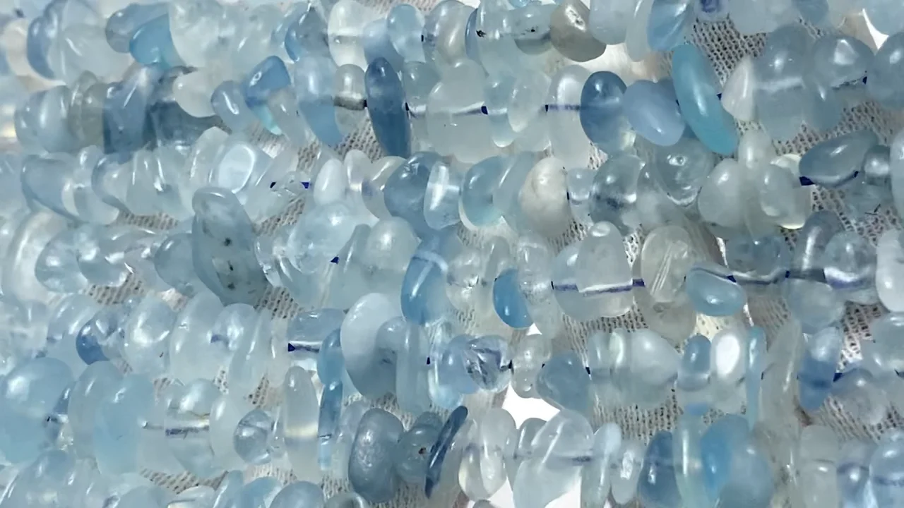 アクアマリン チップ（ミニタンブル） 1連｜天然石ビーズの卸問屋