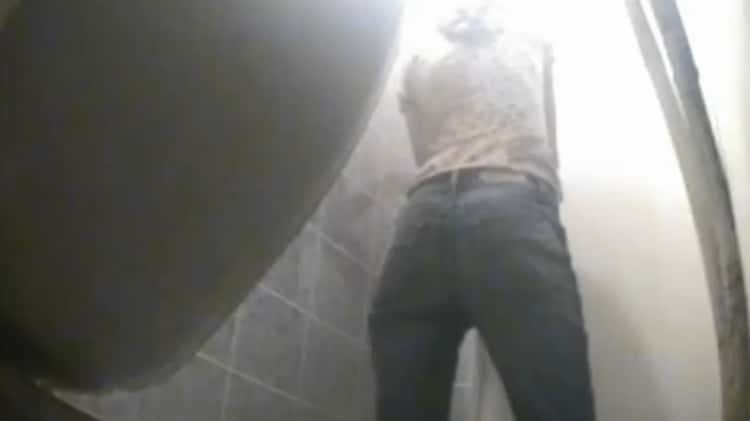 Скрытая камера в женском туалете перед унитазом - порно видео