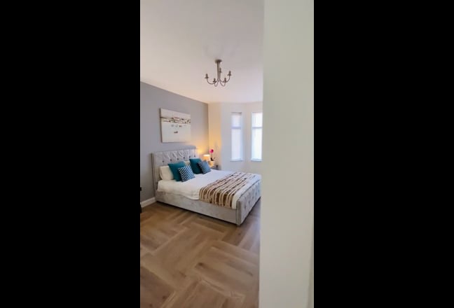 Stunning Extra-Large Room in Female only house  Main Photo