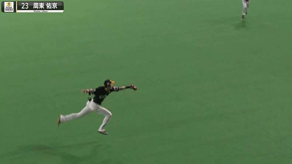【BIGBOSS拍手】ホークス・周東佑京の超捕球に『ファイターズベンチも驚愕…』