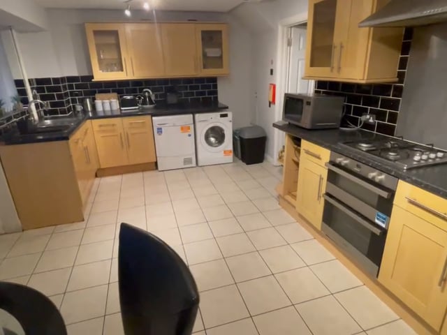 Video 1: Kitchen fully equipped