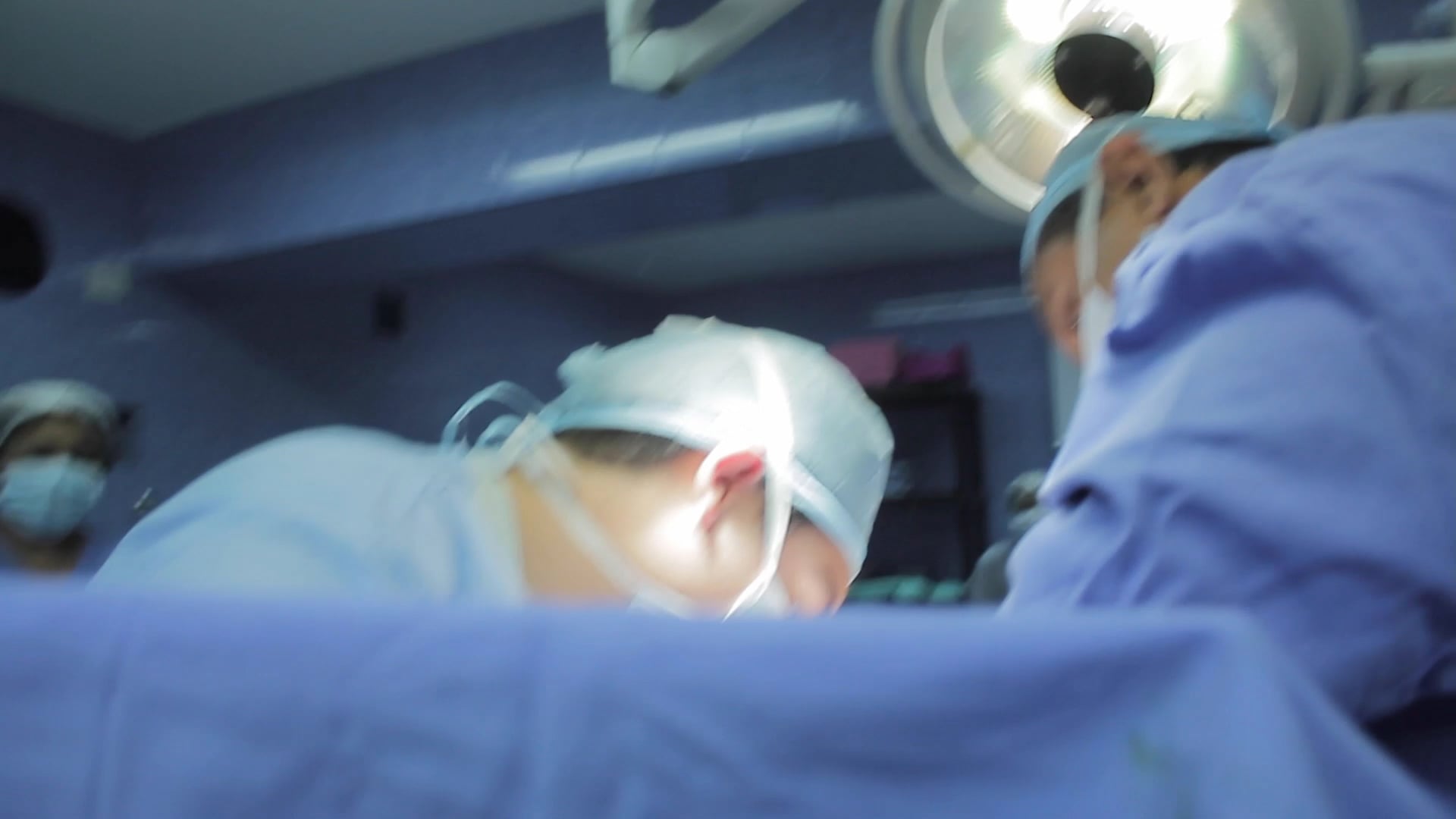 CERRAR LOS OJOS Y ABRIR LAS MANOS de Violeta Rodríguez