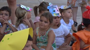El casal municipal de lleure balla danses de la Xina davant de l'Església