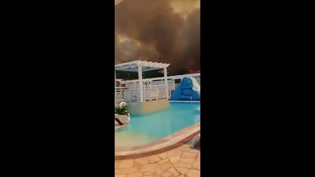 Enorme incendio sull'isola di Lesbo