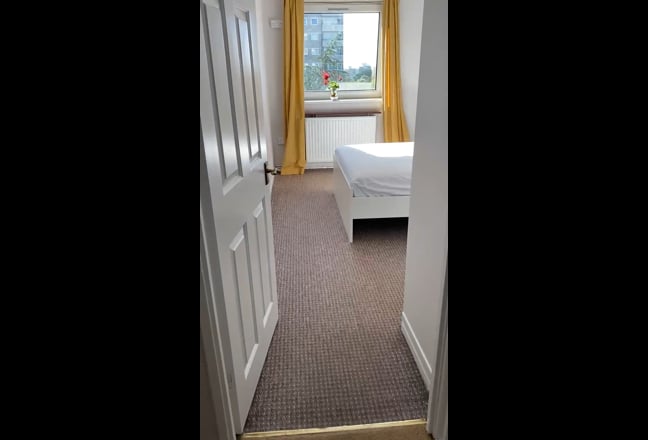 Spacious double room  available now Main Photo