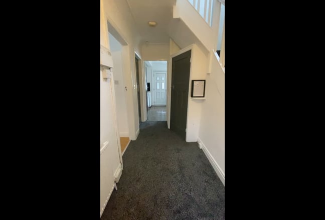 Large Room in 4 Bed House Main Photo