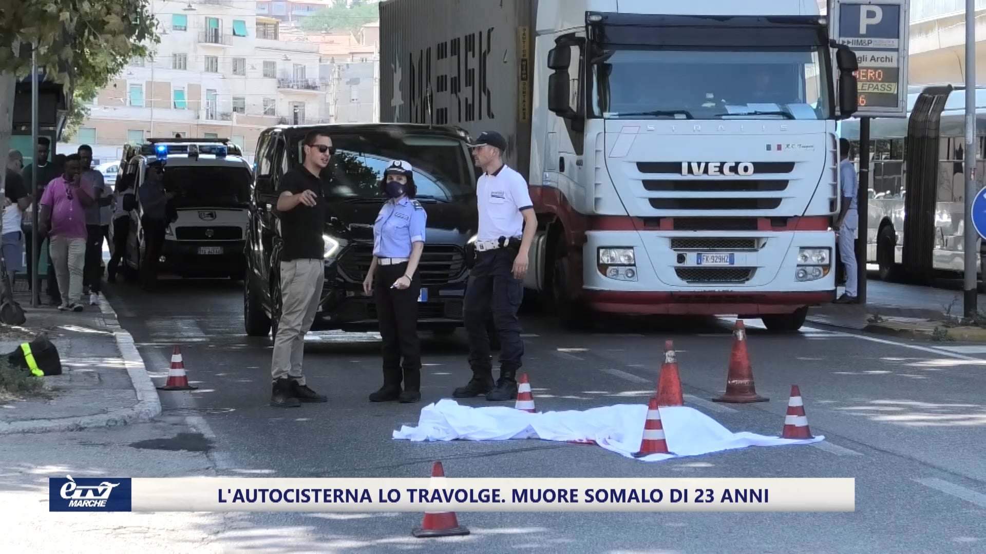 Ancona. L'autocisterna lo travolge. Muore un ragazzo somalo di 23 anni - VIDEO