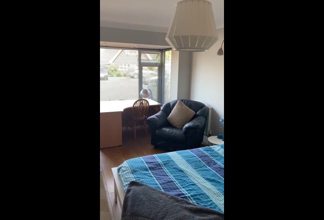 Large modern room available Mon-Fri only Main Photo