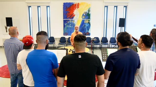 Mit breiter Brust: Singen im Knast