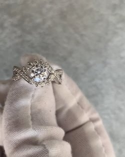 Vidéo: Bague Moissanite et diamants sur Argent 925 3.2grs