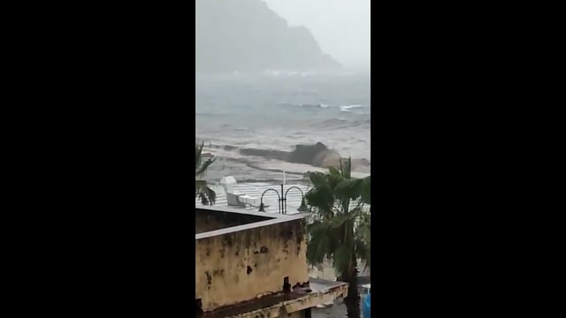 Maltempo, la spiaggia di Scilla durante l'alluvione: mare nero pece
