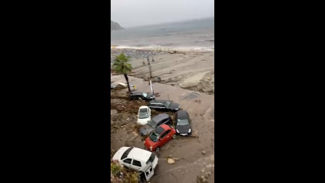 Maltempo, Scilla devastata dopo l'alluvione: decine di auto trascinate sul Lungomare