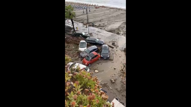 Scilla, il disastro dell'alluvione di stamani: decine di auto trascinate sul Lungomare