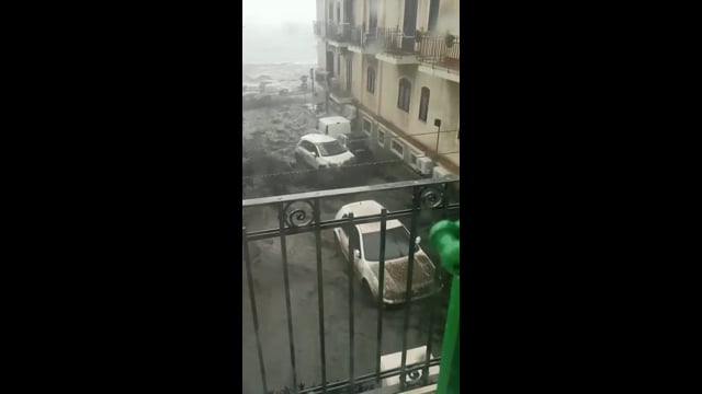 Maltempo, i momenti più drammatici dell'alluvione di Scilla: auto trascinate in spiaggia