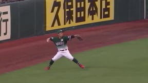 【2回表】完璧送球!! イーグルス・岡島豪郎が2塁を狙ったバッターランナーをアウトに!! 2022年8月13日 東北楽天ゴールデンイーグルス 対 埼玉西武ライオンズ