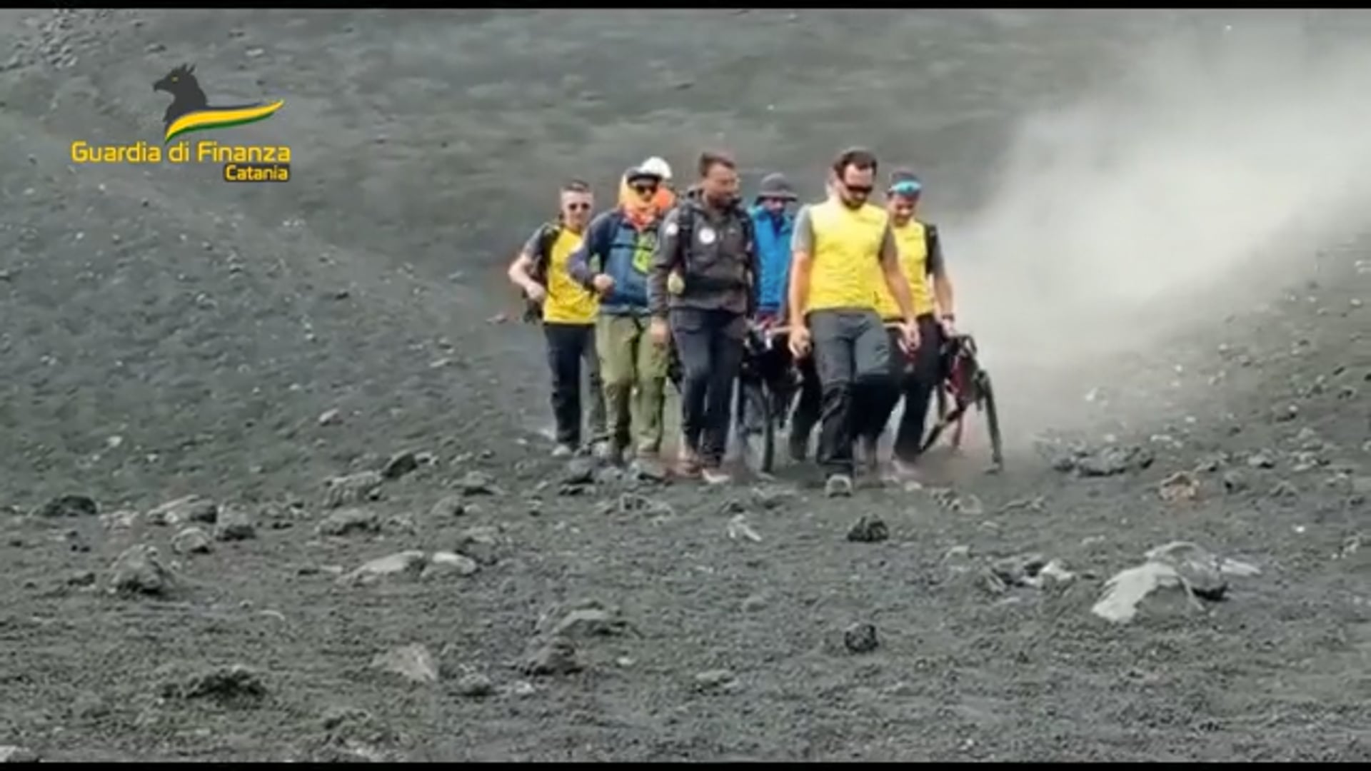 Etna, c'è una turista da salvare