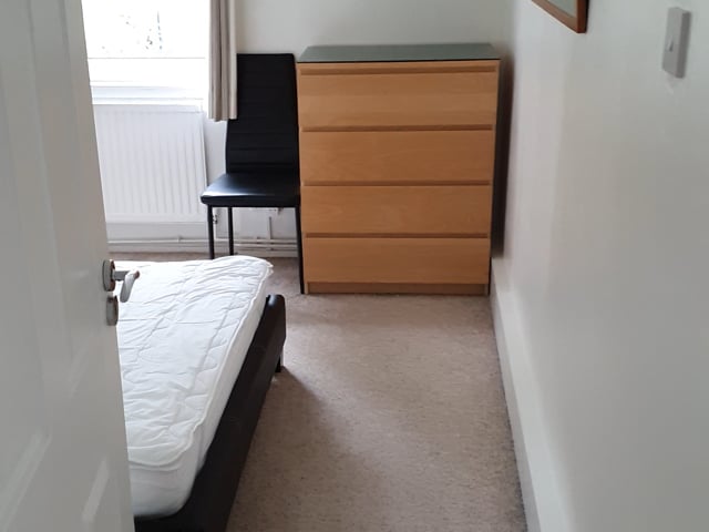Double Room in Amazing 2-Bed Flat Near Station Main Photo