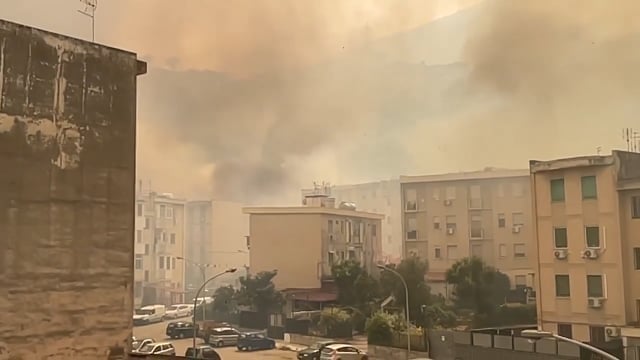 Incendio Palermo: residenti in fuga da Borgo Nuovo