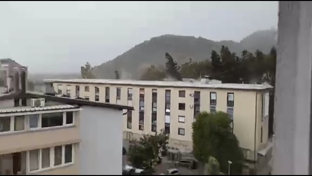 Forti venti in Slovenia, divelto il tetto di un edificio