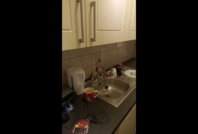 Self contained lower ground flr flat - near Unis Main Photo