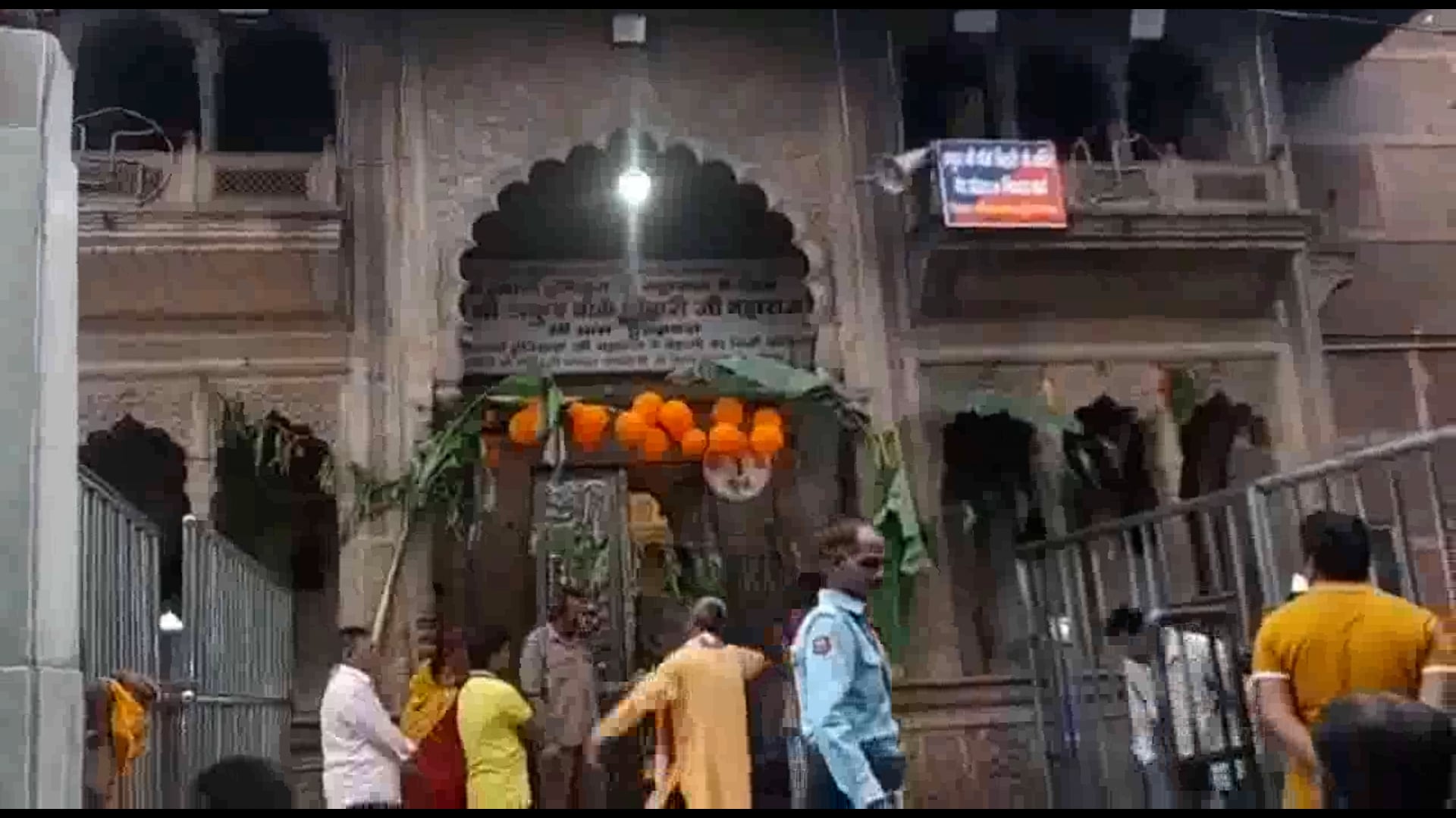 मथुरा वृंदावन के सुप्रसिद्ध बांके बिहारी जी मंदिर में जन्माष्टमी की देर रात को अधिक भीड़ जुटी और दो की दम घुटने से मौत