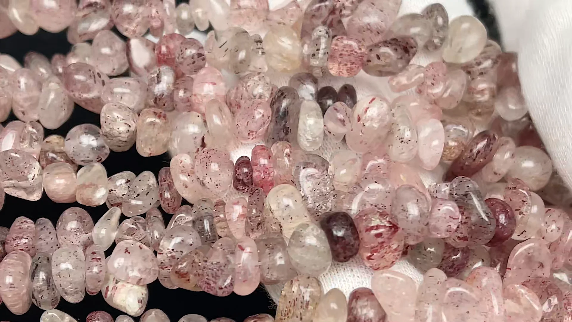 ピンクエピドート チップ 3～12mm［ロング連］【1連販売】 | 天然石