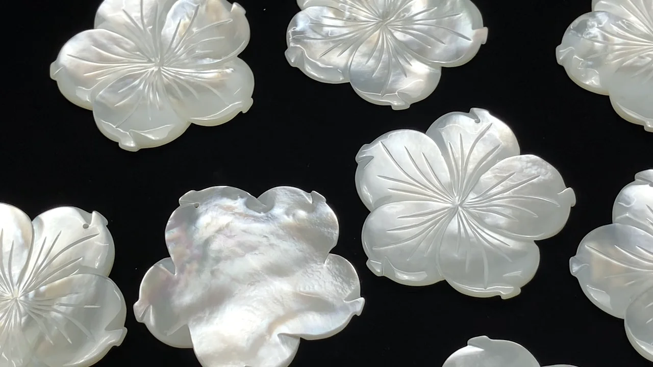 【新品未使用】silver 白蝶貝 天然ホワイトシェル 彫刻薔薇ピアス 1233 e86f0c183529b4f27602ade779c7bc