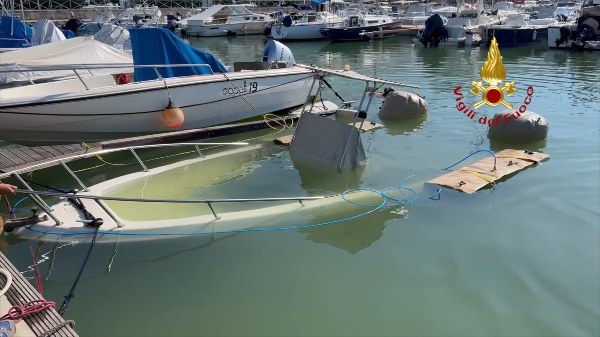 Barca affonda al porto turistico di Ancona, al lavoro i Vigili del Fuoco - VIDEO