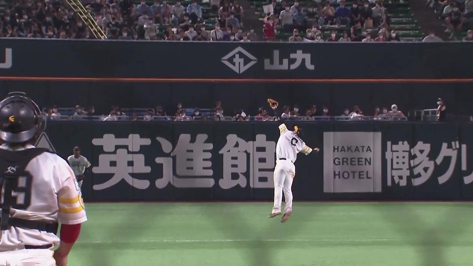【8回表】宙を舞うスーパープレー炸裂!! ホークス・今宮健太 ショート頭上の打球をジャンピングキャッチ!! 2022年8月31日 福岡ソフトバンクホークス 対 千葉ロッテマリーンズ