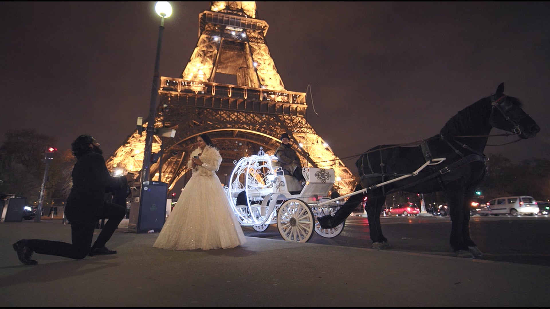 Demande en mariage surprise à Paris dans le carrosse de Cendrillon