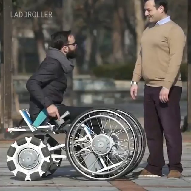 서 있는 자세에 가깝게 변형 가능한 휠체어