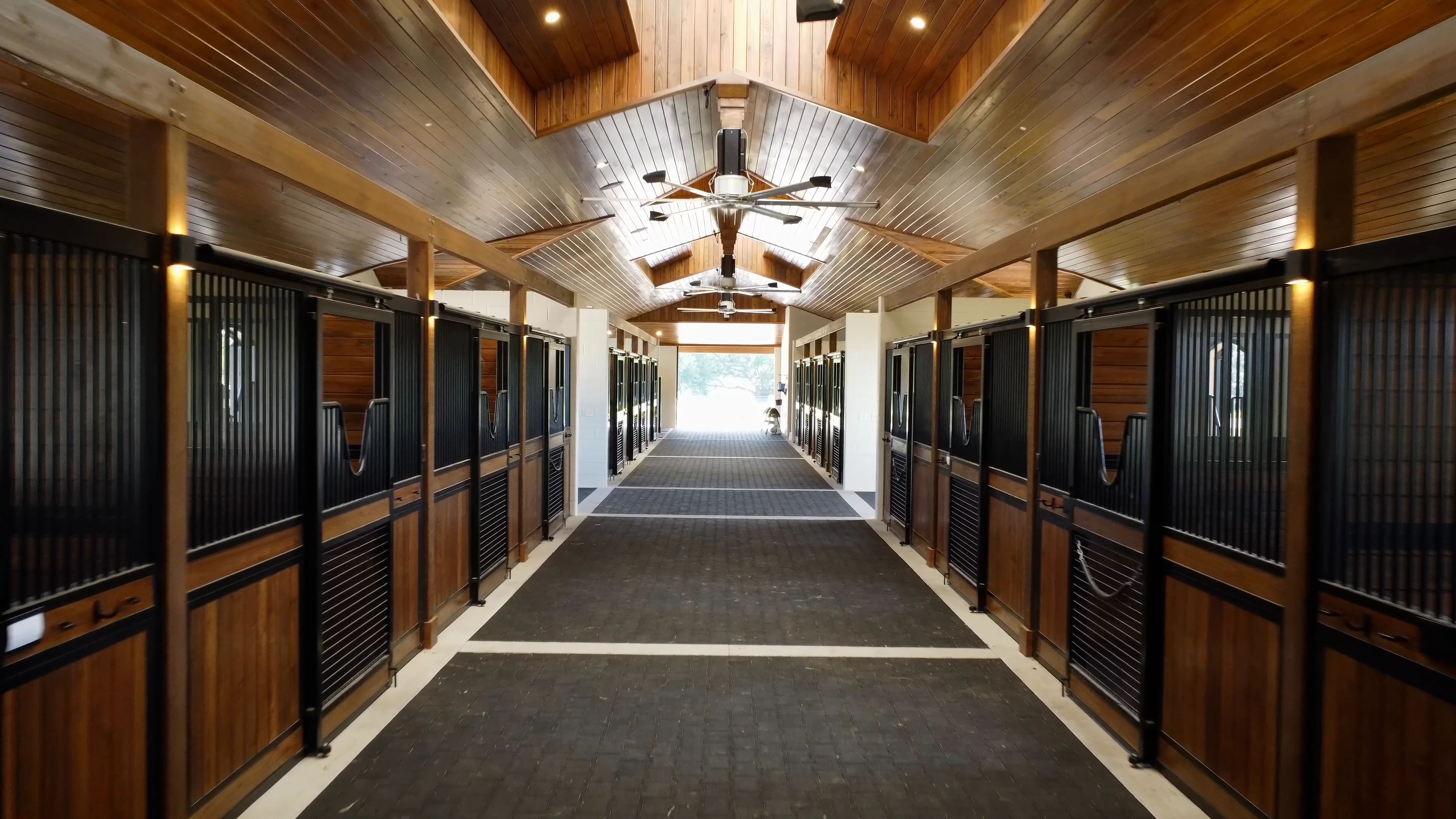 Waller Barn - Interior - 4k.mp4, image size:3840x2160