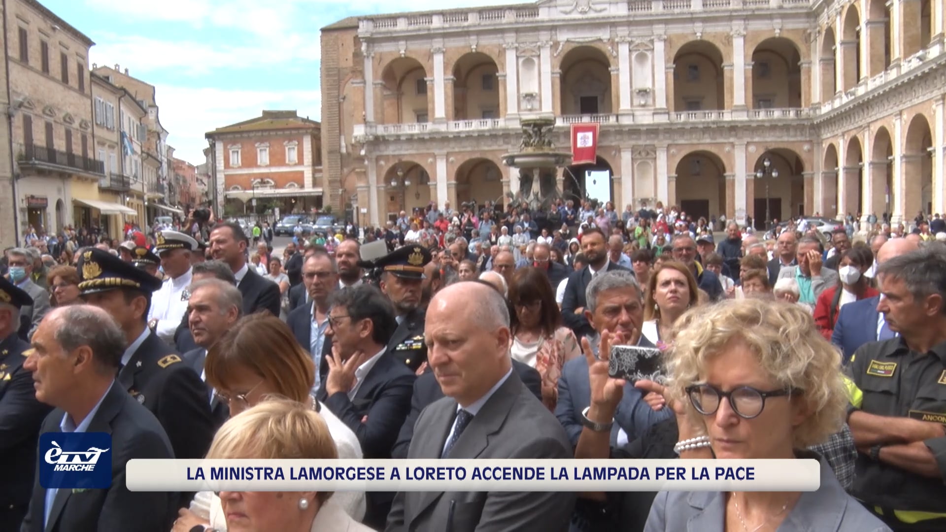 La Ministra dell'Interno Luciana Lamorgese a Loreto accende la lampada per la Pace nel mondo - VIDEO