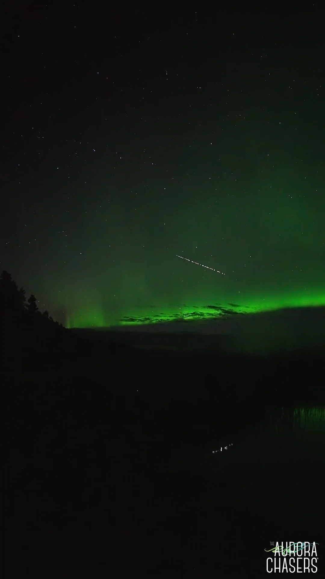 Photographer Captures Rare Starlink Satellites Sailing Through the