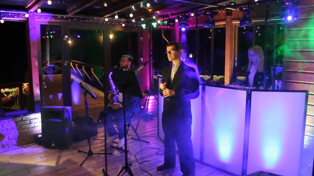 Wokalista śpiewający do DJ'a