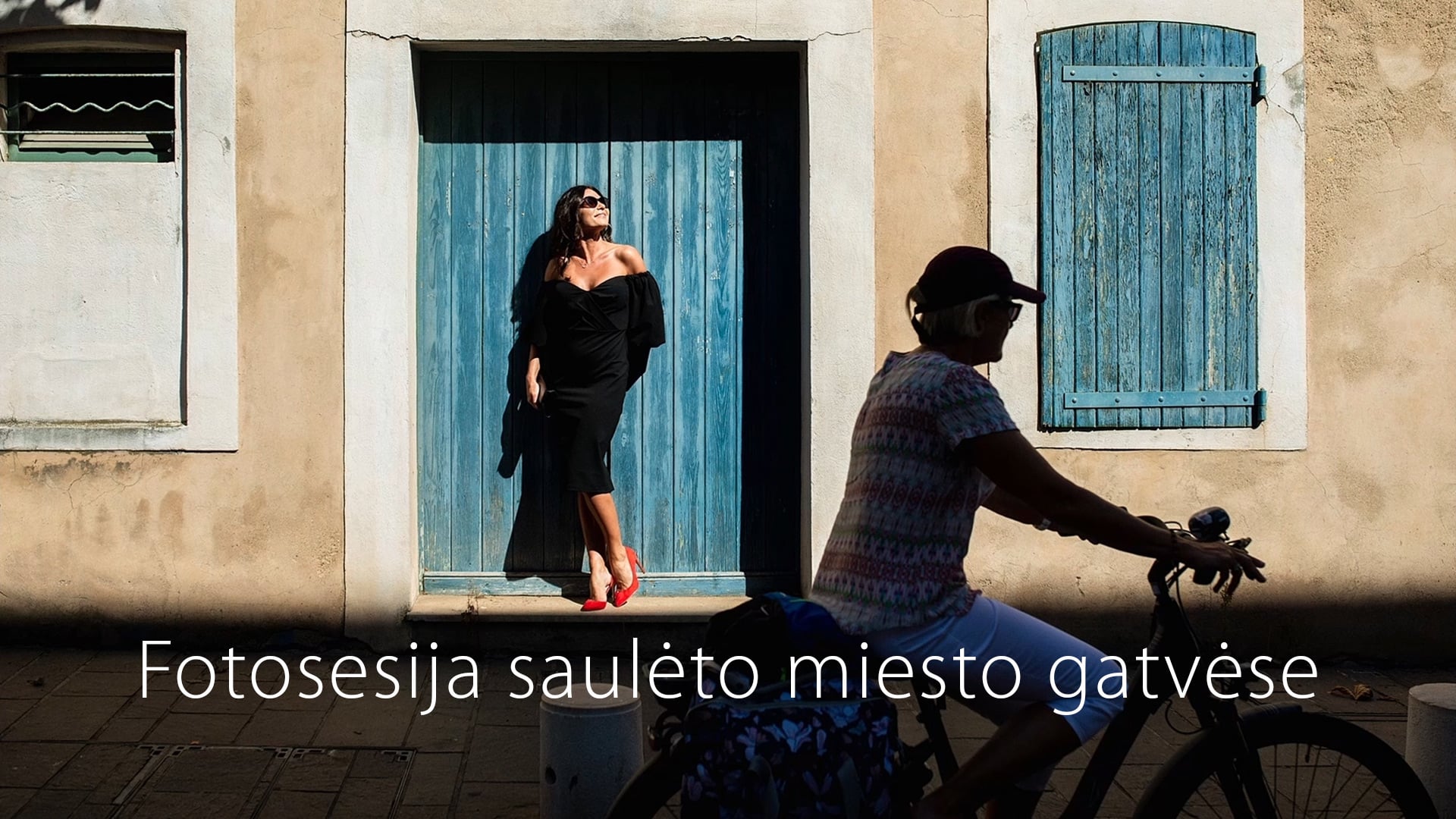 Fotosesija saulėto miesto gatvėse