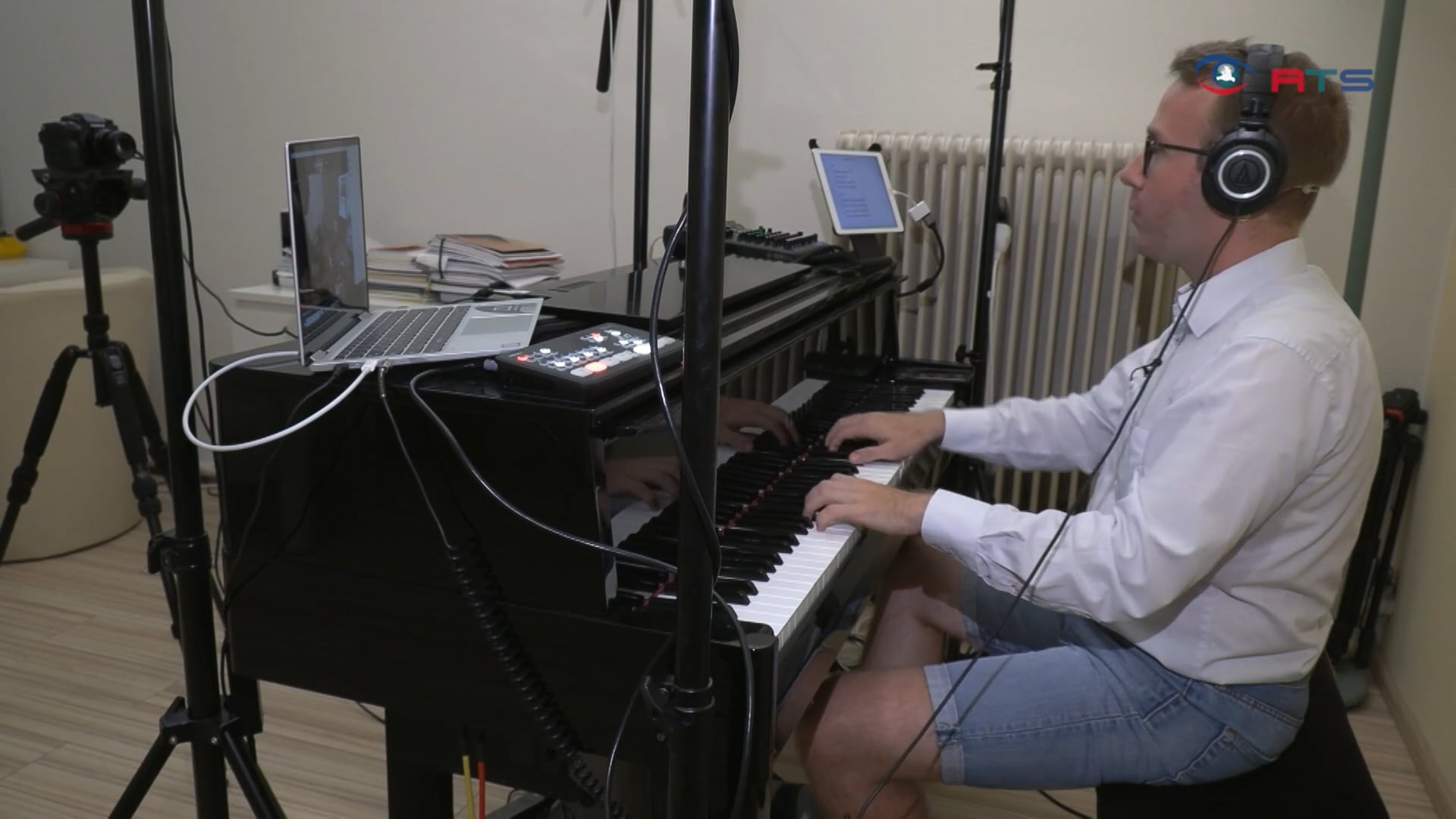 digitaler-klavier-unterricht-im-360-grad-studio