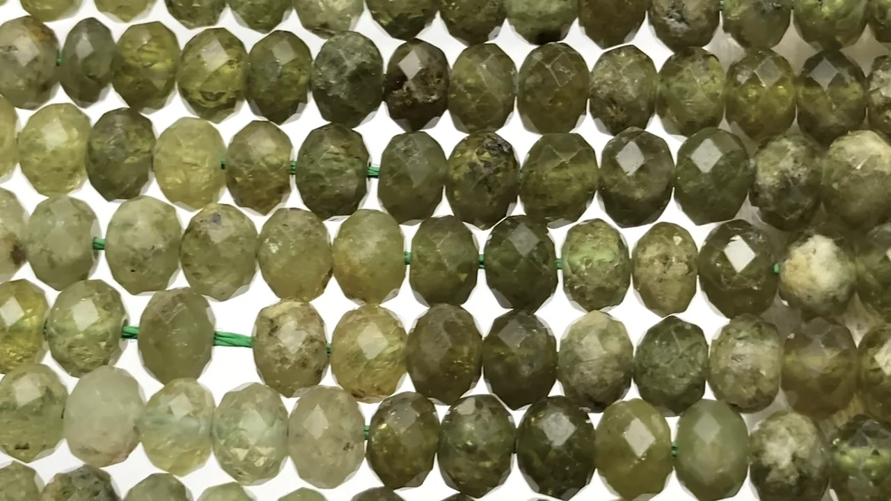 グリーンガーネット ボタンカット6×6×4mm ｜天然石ビーズの卸問屋