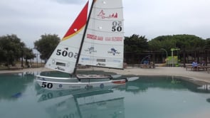 Mig miler de regatistes al mundial de catamarans que es fa al Mar d'Empúries
