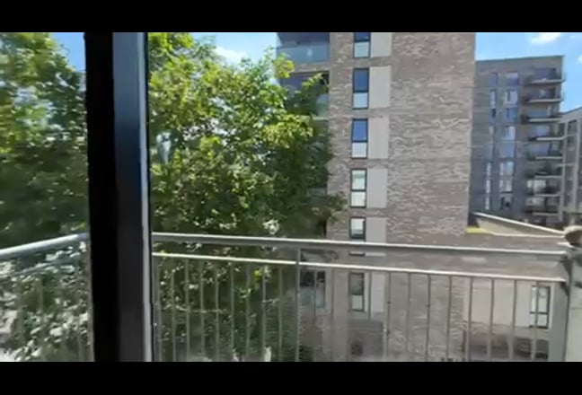 Modern 2 Bed 2 Bath Flat in E14 Main Photo