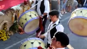 Más grupos de Bombos en el Cortejo Etnográfico.