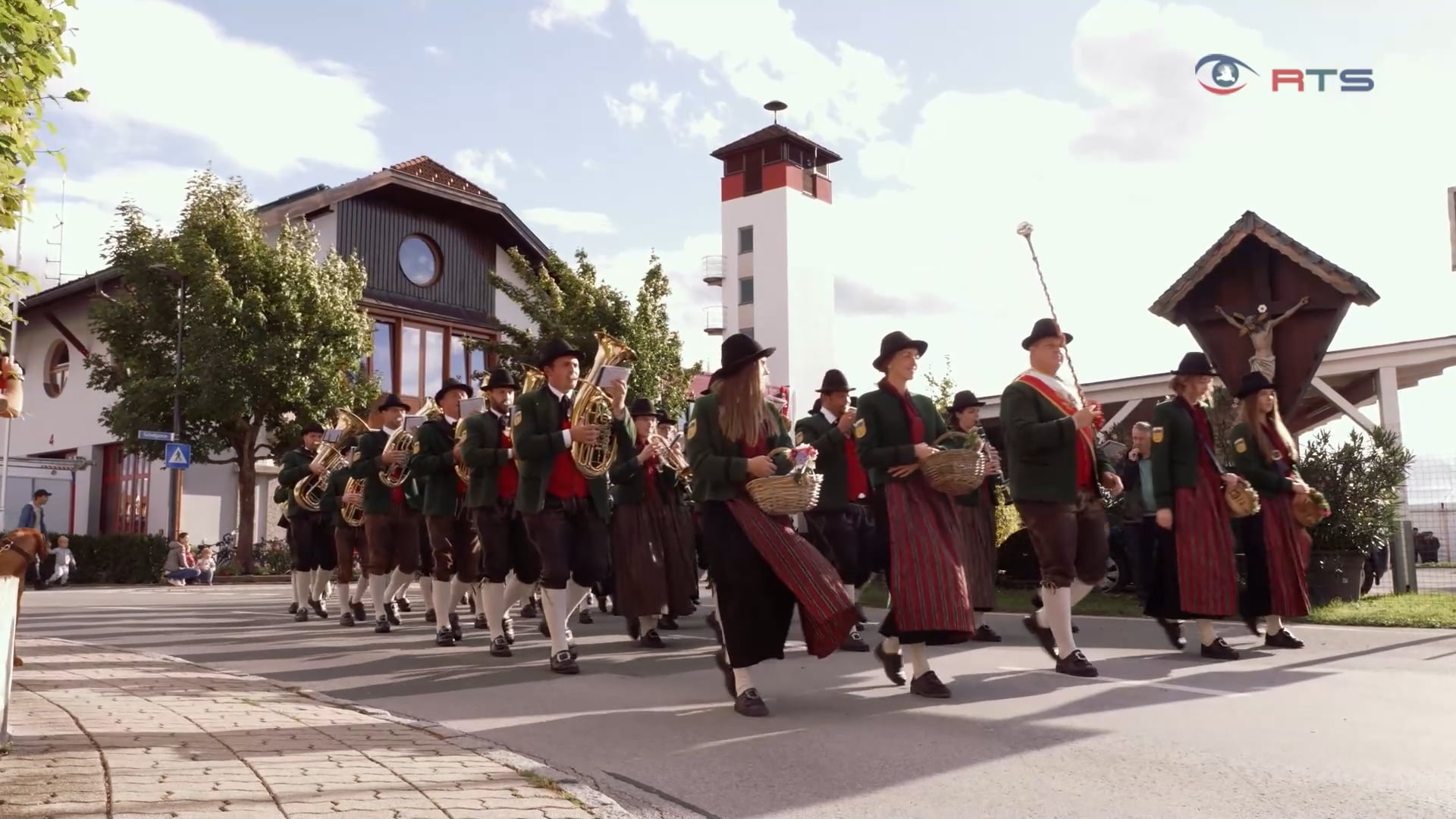 erweitertes-feuerwehrhaus-in-wals-mehr-platz-fuer-ausruestung-fahrzeuge-und-ringer