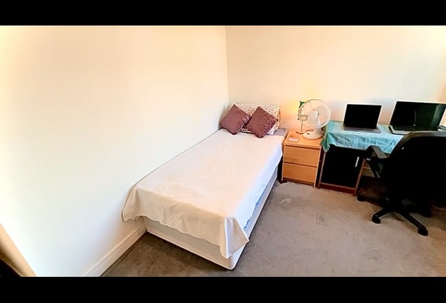 Furnished room 5 minutes to Seven Kings Station  Main Photo
