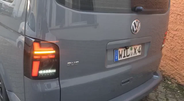 Voll LED Lightbar Design Rückleuchten für VW T5 03-09 schwarz/rauch mit  dynamischen Blinker (Flügeltürer/Heckklappe)